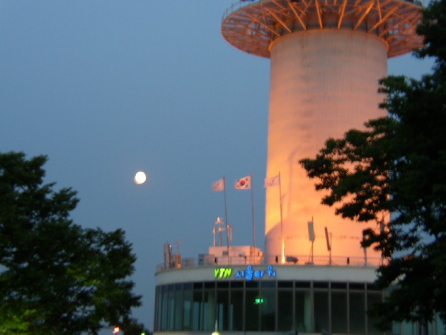 ソウルタワーと月と韓国国旗のコラボレーション